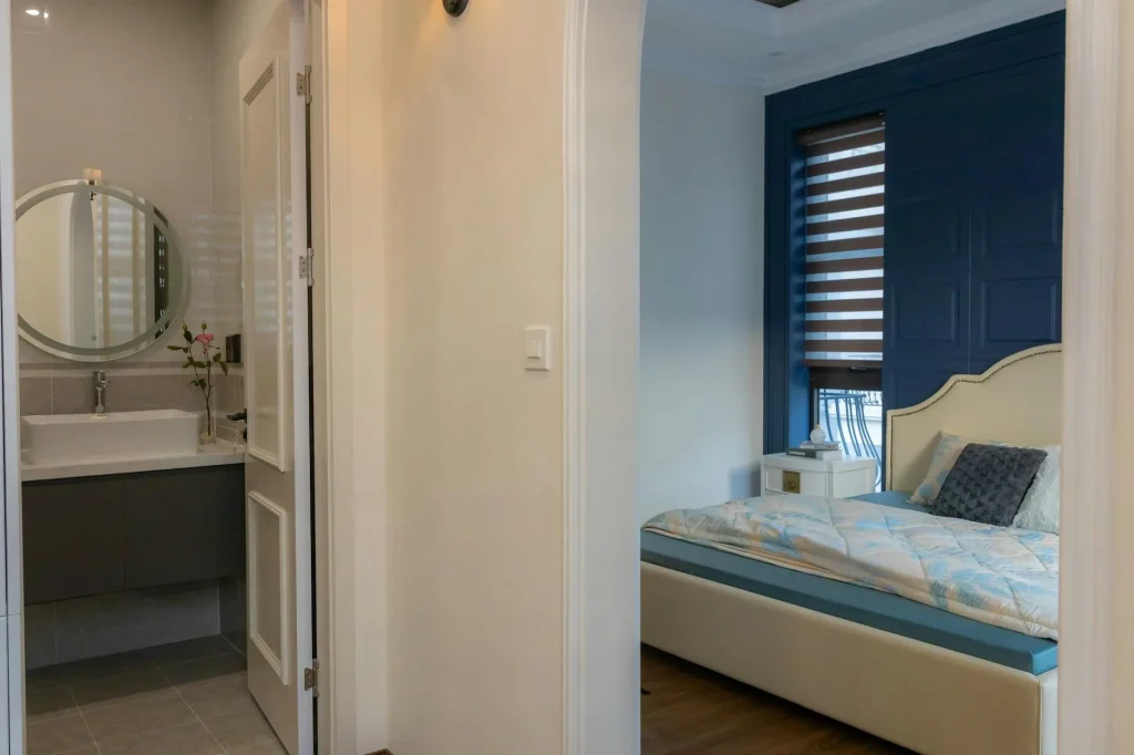 Cosy bedroom with a neatly made bed and white bedding