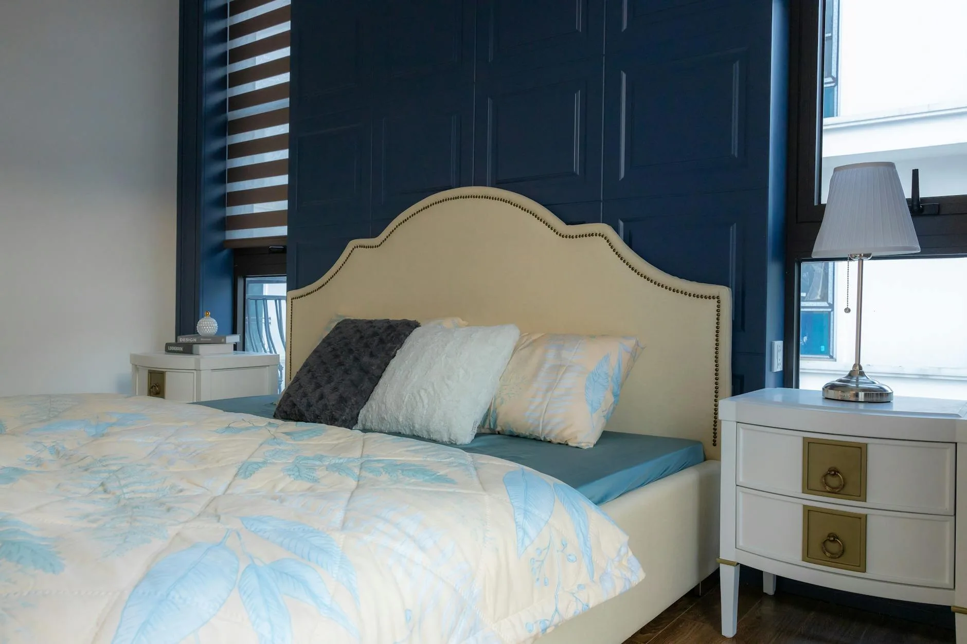 Modern bedroom with white bedding and comfortable mattress