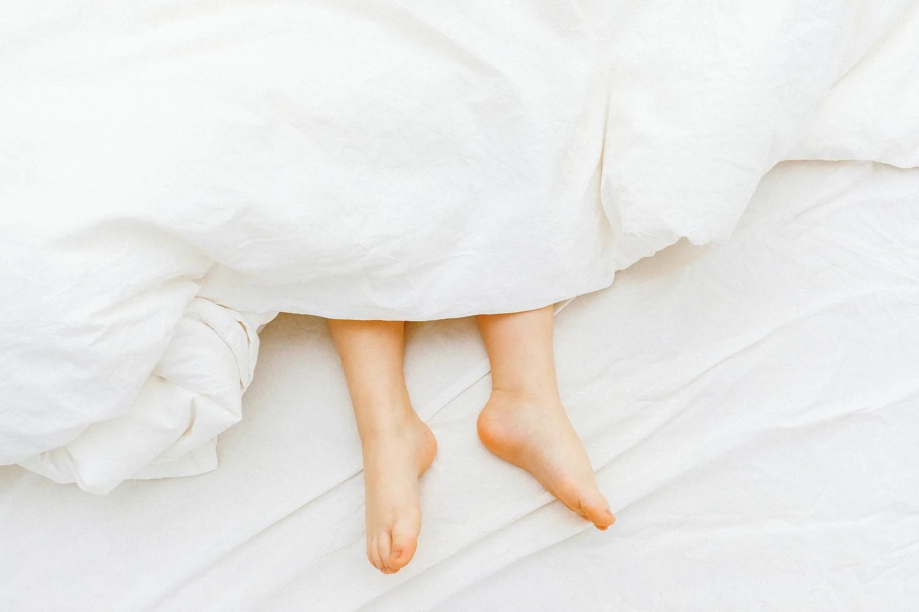 Light summer bedding with white cotton sheets